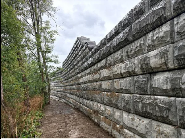 Concrete block retaining wall